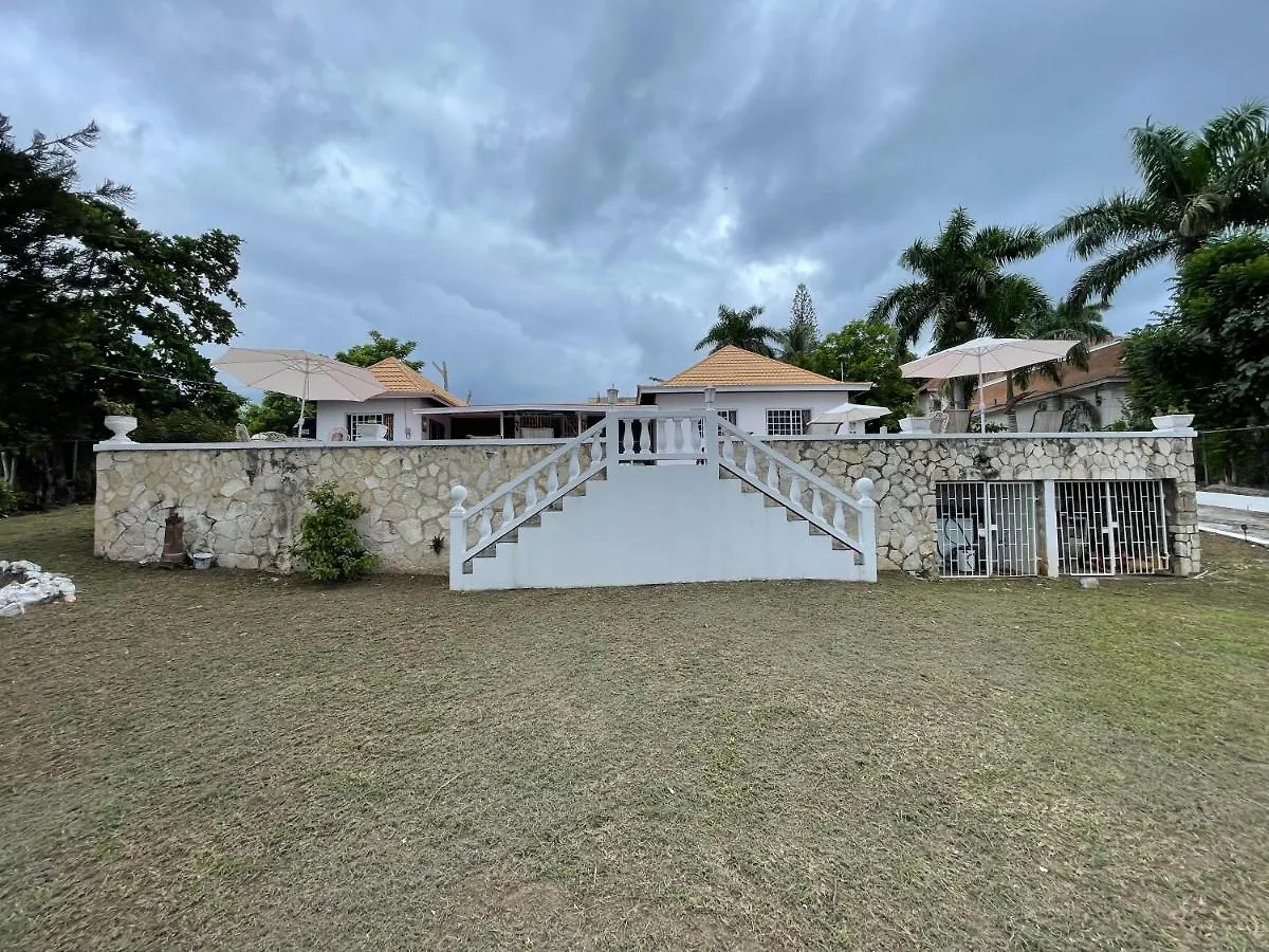 The Lodge @ Peaceful Palms Montego Bay 0*,  Jamaika